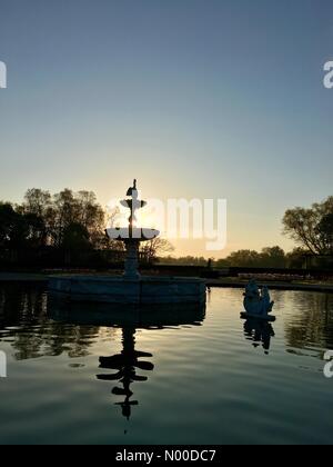 UK Météo : ensoleillé matin à Blackpool. Tôt le matin, ciel bleu clair promet une belle journée dans le parc Stanley, Blackpool Banque D'Images