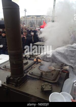 Moscou, Russie. 9 mai, 2017. La rue Tverskaya. La bouillie de sarrasin, cuisine de campagne militaire. AlexVecher StockimoNews Crédit : //Alamy Live News Banque D'Images