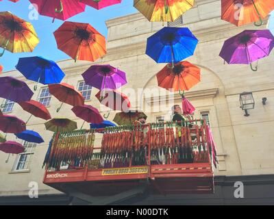 St Lawrence St, Bath BA1PQ, UK. 14 mai, 2017. Parasols colorés étant suspendue au-dessus de St Lawrence St, dans le cadre d'une installation dans le Southgate shopping de Bath, Angleterre Crédit : Anthony Brown/StockimoNews/Alamy Live News Banque D'Images