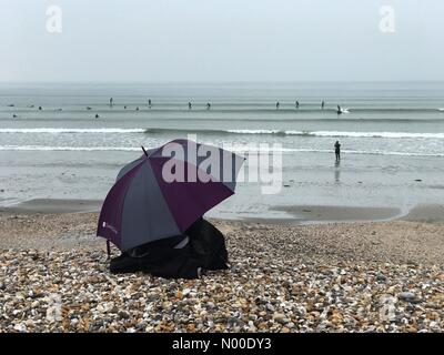 E Bracklesham Bracklesham Bay, Dr, Chichester, Royaume-Uni. 17 mai, 2017. Météo France : Les cavaliers de l'orage, Bracklesham Bay. E Bracklesham dur, Chichester. Les ondes de tempête et les fortes pluies sur la côte sud d'aujourd'hui. Surfeurs de Bracklesham Bay W, Sussex. /StockimoNews jamesjagger : Crédit/Alamy Live News Banque D'Images