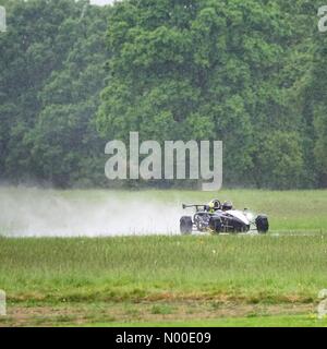 Perimeter Rd, le Cranleigh, UK. 18 mai, 2017. Dunsfold, Surrey, UK. 18 mai, 2017. Météo France : la pluie en Dunsfold. Dunsfold aérodrome, Godalming. 18 mai 2017. Fortes pluies au cours des Home Counties cet après-midi. Une piste très humide dans Top Gear Dunsfold. Jamesjagger StockimoNews Crédit : //Alamy Live News/StockimoNews jamesjagger : Crédit/Alamy Live News Banque D'Images