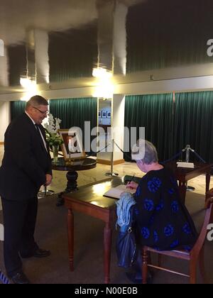 19 mai 2017, Helsinki, Finlande. La première femme ministre de la Défense finlandais (1991-1994) Elisabeth Rehn signe memery livre de l'ancien président finlandais Mauno Koivisto à Presidencancal Palace. Banque D'Images