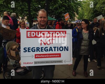 Bristol, Royaume-Uni. 20 mai, 2017. Bristol, Royaume-Uni 20 Mai 2017. Les protestataires sont illustrés en prenant part à une marche de protestation contre les coupures de l'éducation. Credit : lynchpics StockimoNews1//Alamy Live News Banque D'Images