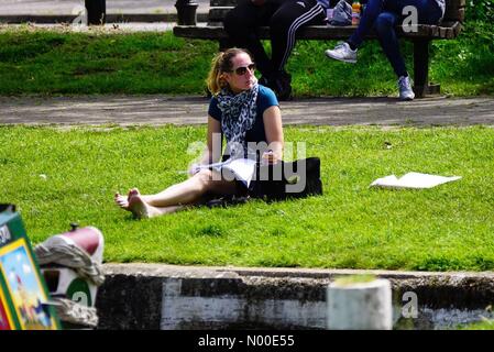 Godalming, UK. 22 mai, 2017. UK : météo chaude et ensoleillée à Godalming. Façon Woolsack, Godalming. 22 mai 2017. Beau temps ensoleillé et chaud dans tout le pays d'accueil aujourd'hui. La rivière Wey à Godalming, Surrey. Jamesjagger StockimoNews Crédit : //Alamy Live News Banque D'Images