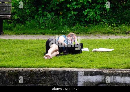 Godalming, UK. 22 mai, 2017. UK : météo chaude et ensoleillée à Godalming. Façon Woolsack, Godalming. 22 mai 2017. Beau temps ensoleillé et chaud dans tout le pays d'accueil aujourd'hui. La rivière Wey à Godalming, Surrey. Jamesjagger StockimoNews Crédit : //Alamy Live News Banque D'Images