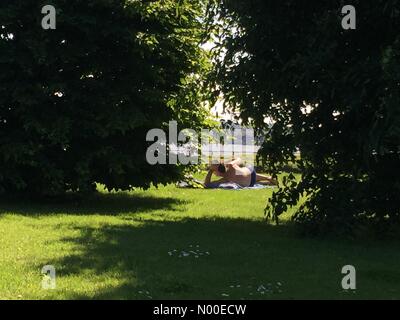 Point de barrière Rd, London, UK. 25 mai, 2017. 25 mai et les Londoniens bénéficient d'un temps très chaud et ensoleillé dans l'ensemble de la ville de parcs. Credit : Julija/StockimoNews/Alamy Live News Banque D'Images