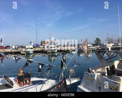 E Main St, Port Washington, Wisconsin, USA. 09Th Juin, 2017. Port Washington, Wisconsin. 2 juin, 2017. Bateaux à moteur et voiliers décoré dans le centre de port à Port Washington Wisconsin. Drapeaux de pirates. Est rives du lac Michigan. HodagMedia. /StockimoNews HodagMedia : Crédit/Alamy Live News Banque D'Images