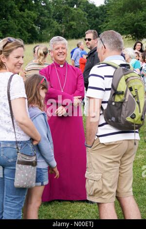 , Cathédrale de Guildford Guildford, Royaume-Uni. 04 Juin, 2017. Justin Welby Archevêque de Canterbury pour visiter la Cathédrale de Guildford. Sur la photo, le très rév. Andrew Watson, évêque de Guildford, en attendant l'arrivée de Justin Welby. Jamesjagger StockimoNews Crédit : //Alamy Live News Banque D'Images