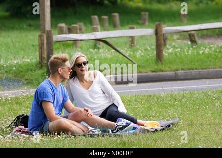 Tilford, Surrey, UK. 10 Juin, 2017. UK Météo : ensoleillé intervalles dans Tilford. Tilford St Tilford. 10 juin 2017. Périodes ensoleillées sur les Home Counties cet après-midi. Un jeune couple de regarder un match de cricket dans Tilford, Surrey. /StockimoNews jamesjagger : Crédit/Alamy Live News Banque D'Images