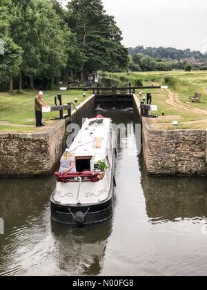 Catteshall Rd, Godalming, UK. 27 Juin, 2017. UK : Météo nuageux à Godalming. Catteshall Ln, Godalming. 27 juin 2017. Temps nuageux et sec sur la Home Counties ce matin. Catteshall verrou sur la rivière Wey à Godalming, Surrey. /StockimoNews jamesjagger : Crédit/Alamy Live News Banque D'Images