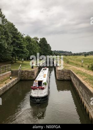 Catteshall Rd, Godalming, UK. 27 Juin, 2017. UK : Météo nuageux à Godalming. Catteshall Ln, Godalming. 27 juin 2017. Temps nuageux et sec sur la Home Counties ce matin. Catteshall verrou sur la rivière Wey à Godalming, Surrey. /StockimoNews jamesjagger : Crédit/Alamy Live News Banque D'Images