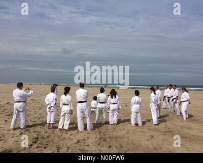 Kijkduin La Haye, Pays-Bas - 15 juillet 2017 : classe de karaté sur la plage Photo : Andrew Balcombe/StockimoNews/Alamy Live News Banque D'Images