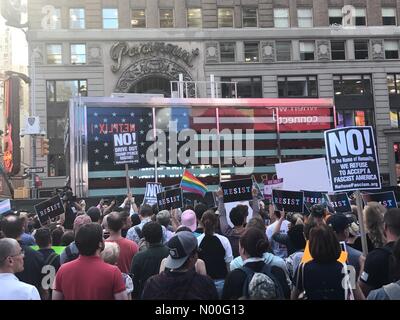 New York, New York, USA. 26 juillet, 2017. Des manifestants dans Times Square dénoncer'Atout militaire transgenre Crédit interdiction : Ryan Rahman/StockimoNews/Alamy Live News Banque D'Images