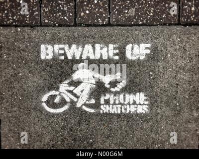 Londres, Royaume-Uni. Le 08 août, 2017. Méfiez-vous des voleurs de téléphone sur les mobylettes pochoir chaussée London Crédit : Tim Cordell/StockimoNews/Alamy Live News Banque D'Images