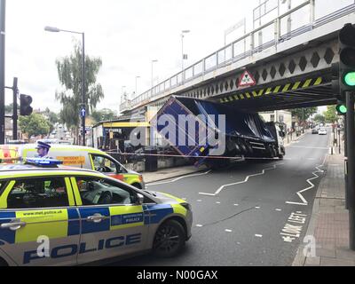 Cl de Cranfield, Londres, Royaume-Uni. Août 21, 2017. Camion se coince dans le cadre de West Norwood pont train Crédit : Hermann Cornet/StockimoNews/Alamy Live News Banque D'Images