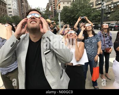 New York, NY USA. Août 21 2017. Montres foule éclipse solaire partielle sur Park Avenue et F.68e St. à Manhattan le 21 août 2017. Credit : Ethel Wolvovitz/Alamy Live News Crédit : Ethel Wolvovitz StockimoNews //Alamy Live News Banque D'Images