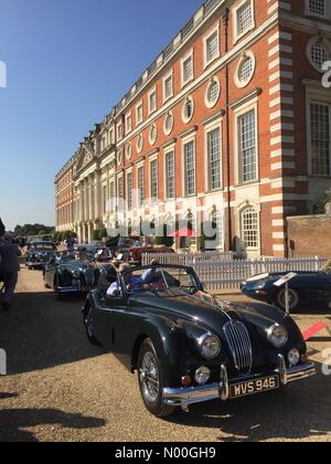 Ct Hampton Way, Molesey, East Molesey, UK. 09Th Sep 2017. Concours d'élégance, Hampton Court Palace, Londres. Jaguars arrivent dans les jardins du palais. Credit : Expo photo/StockimoNews/Alamy Live News Banque D'Images