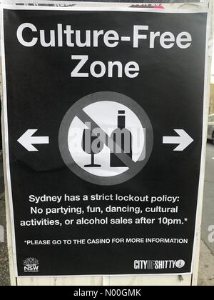 Chippendale NSW, Australie. 12 sep, 2017. fake ville de Sydney affiches conseil mis en place pour protester contre l'application de contrôles plus stricts sur les ventes d'alcool et de divertissement aux heures d'ouverture. vu l'affiche sur Broadway, près de l'angle avec la rue Bay. crédit : Richard milnes/stockimonews/Alamy live news Banque D'Images