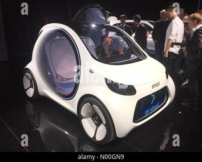 Francfort, Allemagne. 12 septembre 2017 Salon de Francfort 2017. appuyez sur jour Aperçu de nouvelles voitures. concept smart eq plug électrique- in car crédit : highbrow/stockimonews/Alamy live news Banque D'Images