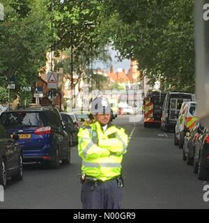 Londres, Royaume-Uni. Sep 15, 2017 Alerte de sécurité à Parsons. La station de métro verte. La police évacuer parsons green station après explosion suspects dans un train à la station de métro parsons green crédit : amer ghazzal/stockimonews/Alamy live news Banque D'Images