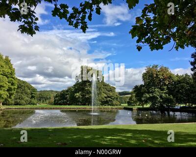 Uk météo : ensoleillé à towneley hall. étang et fontaine à towneley hall près de burnley Banque D'Images