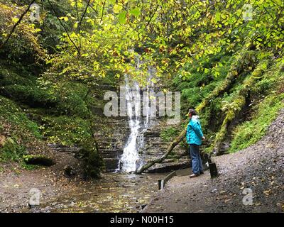 Radnor hills, Powys, Wales - pluie d'automne à l'eau la nuque en cascade le radnor hills powys près de new radnor. Banque D'Images