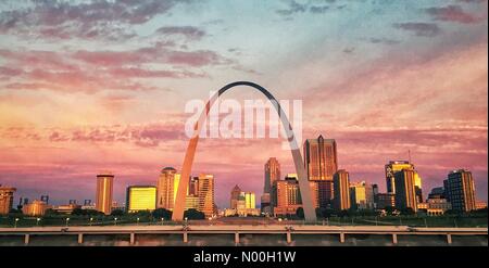 East Saint Louis, Illinois, USA. 06Th oct, 2017. st. Louis skyline avec gateway arch au lever du soleil. Le 1 octobre 2017. st.Louis, Missouri. crédit : irkin09/stockimonews/Alamy live news Banque D'Images