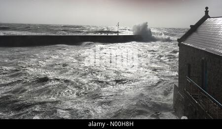 Porthleven, Cornwall, UK. 16 octobre, 2017. une mer à porthleven comme l'ouragan Ophelia hits le port le plus au sud du Royaume-Uni/stockimonews bellathebeagle : crédit/Alamy live news Banque D'Images