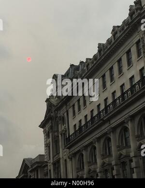Londres, Royaume-Uni. 16 octobre 2017. Le soleil rouge est vu de Southwark à Londres le lundi 16 octobre 2017 crédit : Louisa Cook/StockimoNews/Alamy Live News Banque D'Images