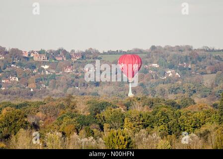 Météo au Royaume-Uni : ensoleillé à Godalming. Latimer Rd, Godalming. 30th octobre 2017. Un beau soleil sur les comtés d'origine aujourd'hui. Les North Downs vus de Godalming, Surrey. Crédit : jamesjagger/StockimoNews/Alay Live News Banque D'Images