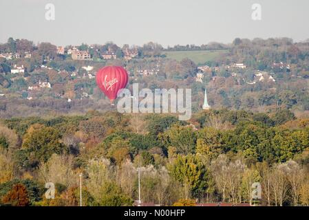 Météo au Royaume-Uni : ensoleillé à Godalming. Latimer Rd, Godalming. 30th octobre 2017. Un beau soleil sur les comtés d'origine aujourd'hui. Les North Downs vus de Godalming, Surrey. Crédit : jamesjagger/StockimoNews/Alay Live News Banque D'Images