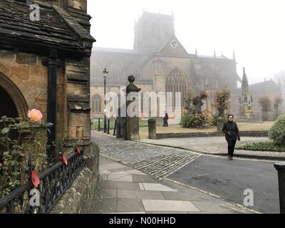 Météo britannique : Sherborne, Royaume-Uni. Jeudi 02 novembre 2017. Le brouillard descend sur l'abbaye de Sherborne dans le Dorset avec un avertissement météorologique jaune met Office d'un épais brouillard attendu pendant la nuit. Banque D'Images