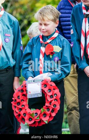 Jour du souvenir, Godalming. Brighton Rd, Godalming. 12th novembre 2017. Des foules se sont rassemblées au Monument commémoratif de guerre de l'église Busbridge pour le service du jour du souvenir. Un acte de souvenir, Godalming, Surrey. Crédit : jamesjagger/StockimoNews/Alay Live News Banque D'Images