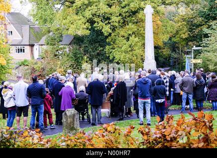 Le jour du Souvenir, Godalming. Brighton Rd, Godalming. 12Th nov 2017 foules. réunis au monument commémoratif de guerre à busbridge église pour la cérémonie du jour. Un acte de souvenir, Godalming, Surrey. jamesjagger stockimonews crédit : //Alamy live news Banque D'Images