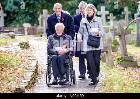 Le jour du Souvenir, Godalming. Brighton Rd, Godalming. 12Th nov 2017 foules. réunis au monument commémoratif de guerre à busbridge église pour la cérémonie du jour. Un acte de souvenir, Godalming, Surrey. jamesjagger stockimonews crédit : //Alamy live news Banque D'Images