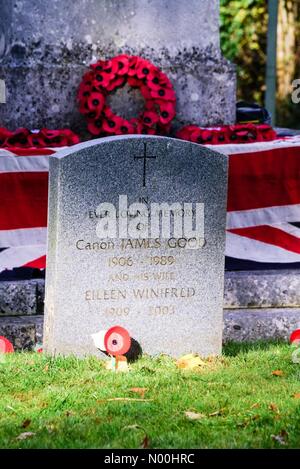 Le jour du Souvenir, Godalming. Brighton Rd, Godalming. 12Th nov 2017 foules. réunis au monument commémoratif de guerre à busbridge église pour la cérémonie du jour. Un acte de souvenir, Godalming, Surrey. jamesjagger stockimonews crédit : //Alamy live news Banque D'Images