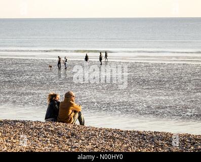 Météo Royaume-Uni : ensoleillé à Wittering. West Strand, West Wittering. 19 novembre 2017. Beau temps sec et ensoleillé le long de la côte sud aujourd'hui. Un couple profitant de la plage à West Wittering. Crédit : jamesjagger/StockimoNews/Alamy Live News Banque D'Images