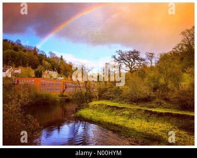 Cromford, Matlock, au Royaume-Uni. 23 nov, 2017. uk weather 23 novembre 2017 - arc-en-ciel sur la rivière Derwent à Matlock Bath derbyshire Peak District. ciel orageux et rainbow au-dessus de Masson mill derbyshire. crédit : Robert Morris/stockimonews/Alamy live news Banque D'Images