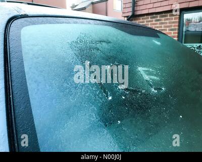 Godalming, Royaume-Uni. 25 novembre 2017. Météo Royaume-Uni : glacé à Godalming. Sycamore AV, Godalming. 25 novembre 2017. La fluctuation des températures durant la nuit a entraîné des conditions glacées au-dessus des Home Counties. Une épaisse couche de glace sur une voiture à Godalming. Crédit : jamesjagger/StockimoNews/Alamy Live News Banque D'Images