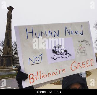 2e décembre 2017. Glens Falls, New York, United States. Escroquerie fiscale GOP événement Caroling Vacances pour protester contre la "Loi sur les réductions d'impôt et l'emploi." Banque D'Images