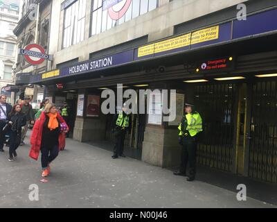 Londres, Royaume-Uni. 6 décembre, 2017. Le métro de Londres Holborn Station fermée en raison de crédit d'urgence : nitin sood/stockimonews/Alamy live news Banque D'Images