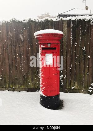 Colchester, UK. Déc 10, 2017. Un rouge Royal Mail postbox dans la neige le 10 décembre 2017, à Colchester, Essex, Angleterre. Credit : Stephanie Humphries/StockimoNews/Alamy Live News Banque D'Images