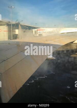 Bldg, Longford, London, UK. Dec 12, 2017. Météo britannique. Les avions à l'aéroport Heathrow de Londres sont dégivré après des températures de gel couvert le pays. Oxfordshire a chuté à -8°C dans les premières heures. Credit : Sidney Bruere/StockimoNews/Alamy Live News Banque D'Images