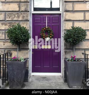 Edinburgh, Royaume-Uni. 16 décembre 2017. Décorations de Noël sur le site House in Edinburgh Nouvelle Ville. Des couronnes de Noël traditionnels sont populaires des décorations de portes de maisons georgiennes à Édimbourg Nouvelle Ville. Highbrow/StockimoNews : Crédit/Alamy Live News Banque D'Images