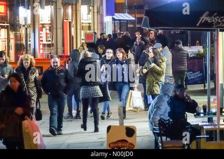 Guildford, Royaume-Uni. 26Th Dec 2017. Noël 2017 : Late night shopping à Guildford. High Street, Guildford. 23 décembre 2017. La chasse aux aubaines de dernière minute avant Noël. Late night shopping à Guildford, Surrey. /StockimoNews jamesjagger : Crédit/Alamy Live News Banque D'Images