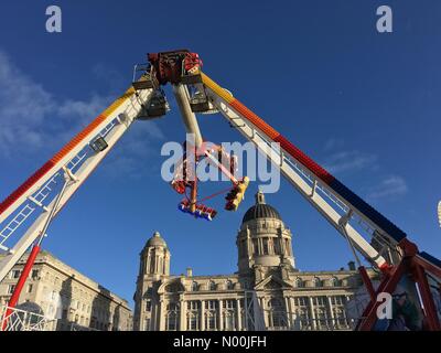 UK Météo : ensoleillé à Liverpool. Fête foraine en face des Trois Grâces (Port of Liverpool building). Banque D'Images