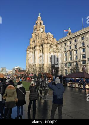 UK Météo : ensoleillé à Liverpool. Les touristes et les Beatles en face des statues des trois Grâces. Banque D'Images