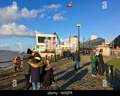 UK Météo : ensoleillé à Liverpool. Les familles profitant de la journée ensoleillée mais froide à l'Albert Dock de Liverpool Banque D'Images