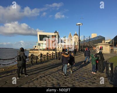 UK Météo : ensoleillé à Liverpool. Les familles profitant de la journée ensoleillée mais froide à l'Albert Dock de Liverpool Banque D'Images