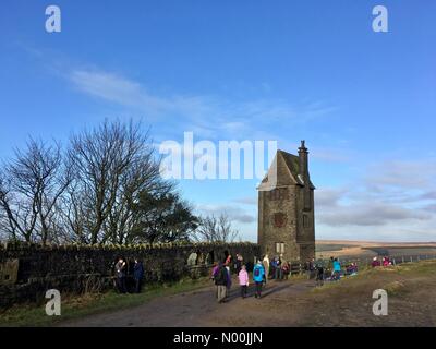 UK Météo : ensoleillé dans Chorley. Famille célébrant le nouvel an en marchant dans Rivington près de Chorley. Les gens qui marchent par pigeonnier de la folie. Banque D'Images